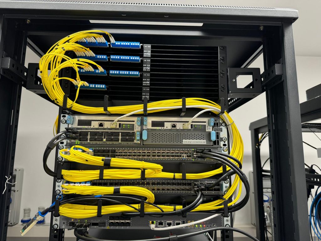 MX304 Universal Routing Platform